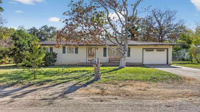 1508 E St, Floresville, TX 78114