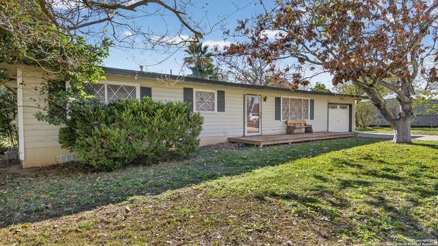 1508 E St, Floresville, TX 78114