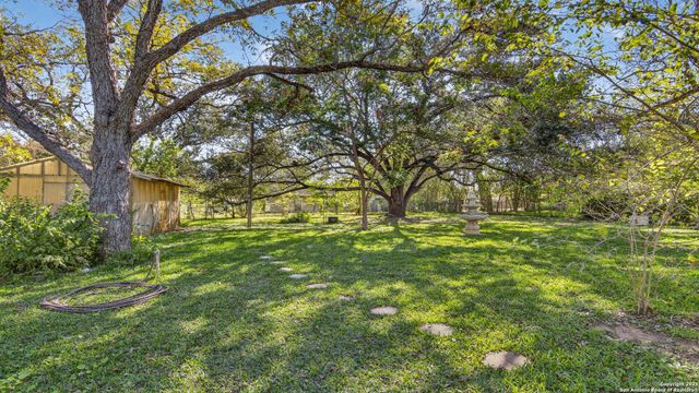 1508 E St, Floresville, TX 78114