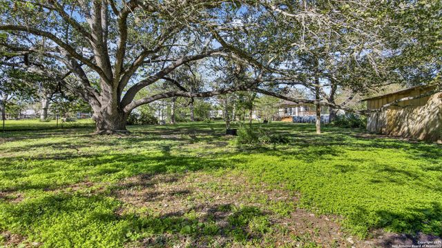 1508 E St, Floresville, TX 78114