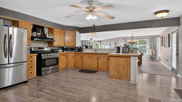 1508 E St, Floresville, TX 78114