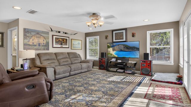 1508 E St, Floresville, TX 78114