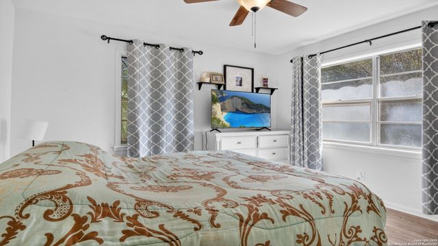 1508 E St, Floresville, TX 78114