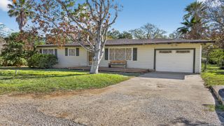 1508 E St, Floresville, TX 78114