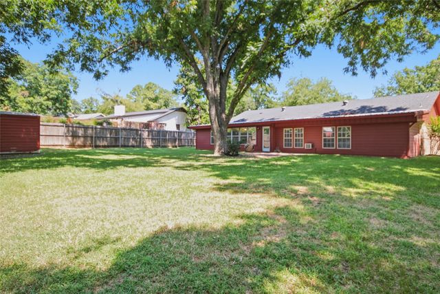 808 Hilltop Drive, Weatherford, TX 76086