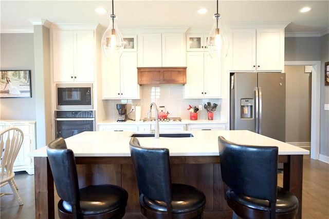 211 Broadmoor Drive, Louisburg, KS 66053