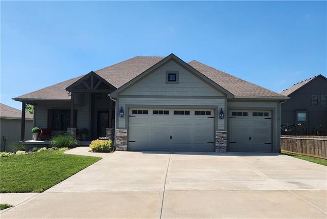 211 Broadmoor Drive, Louisburg, KS 66053