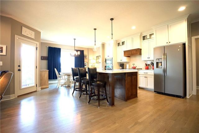 211 Broadmoor Drive, Louisburg, KS 66053