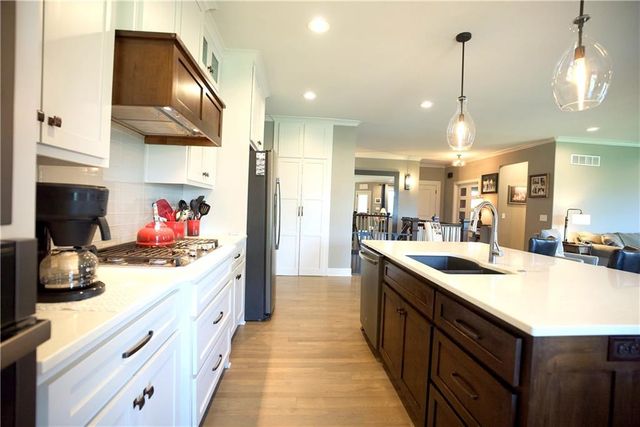 211 Broadmoor Drive, Louisburg, KS 66053
