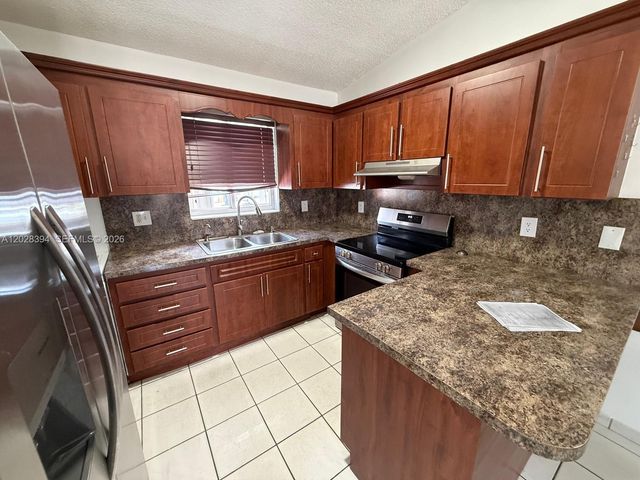 2212 W 74th St 201-28, Hialeah, FL 33016