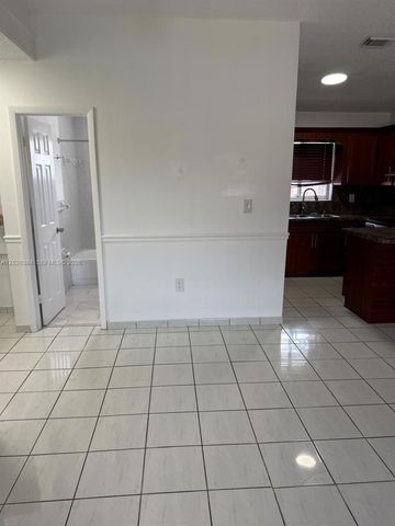 2212 W 74th St 201-28, Hialeah, FL 33016
