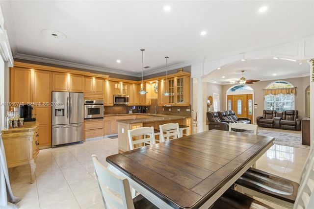 2570 SE 4th Pl, Homestead, FL 33033