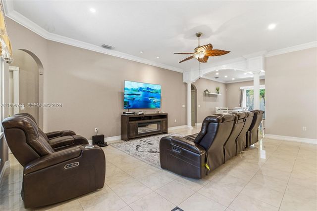 2570 SE 4th Pl, Homestead, FL 33033