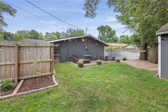 1333 E 19th Street, Lawrence, KS 66046