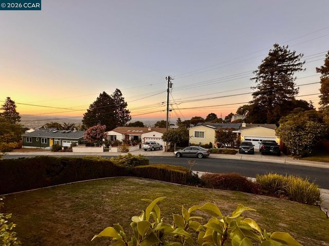 325 Landfair Ave, San Mateo, CA 94403