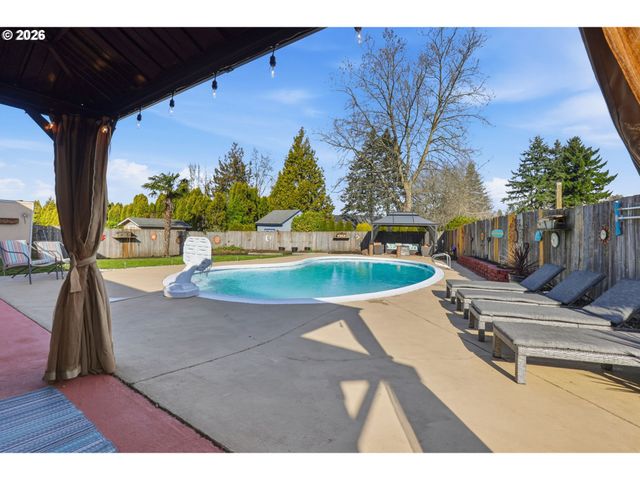 3820 Se STOTT Cir, Troutdale, OR 97060