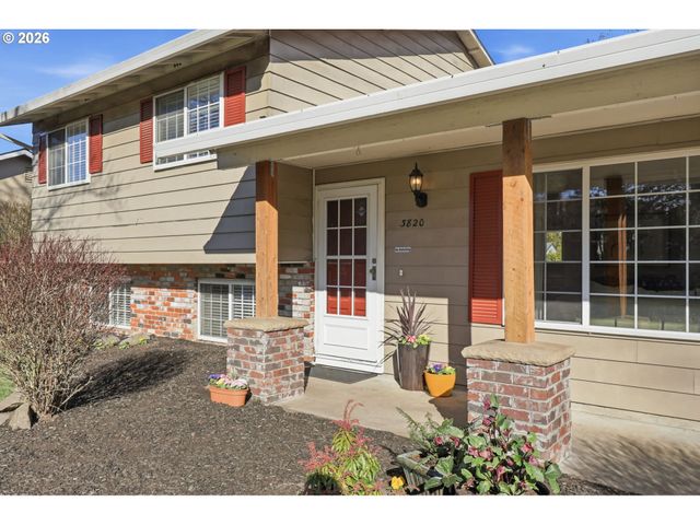 3820 Se STOTT Cir, Troutdale, OR 97060