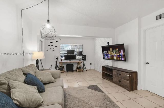 5844 Garfield St, Hollywood, FL 33021