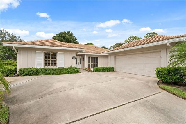 110 Prestwick Circle, Vero Beach, FL 32967