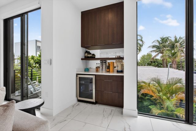 1044 N VICTORIA PARK Road, Fort Lauderdale, FL 33304