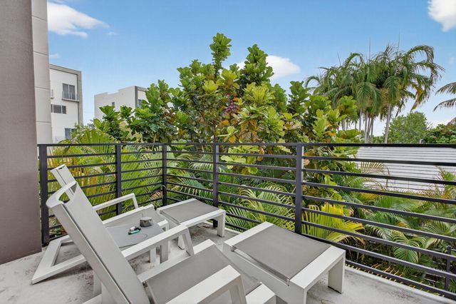 1044 N VICTORIA PARK Road, Fort Lauderdale, FL 33304