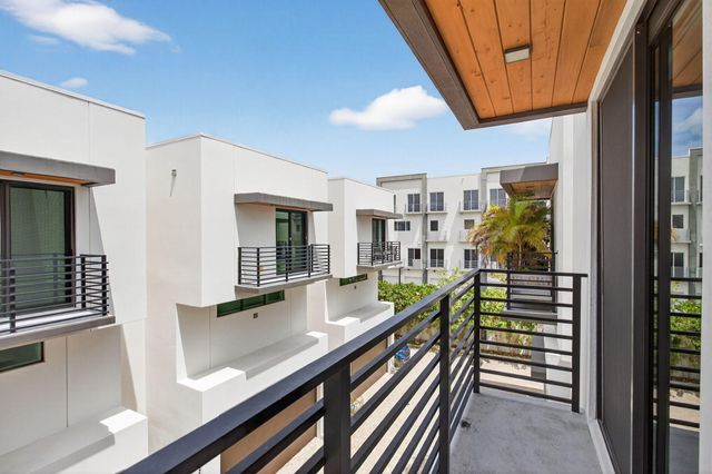 1044 N VICTORIA PARK Road, Fort Lauderdale, FL 33304