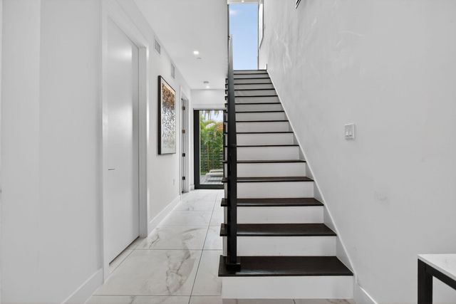 1044 N VICTORIA PARK Road, Fort Lauderdale, FL 33304
