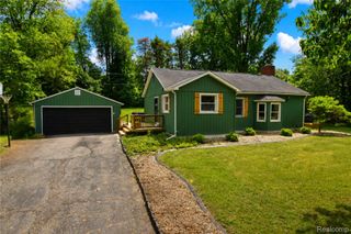 1405 Middle Road, Highland Charter Township, MI 48357