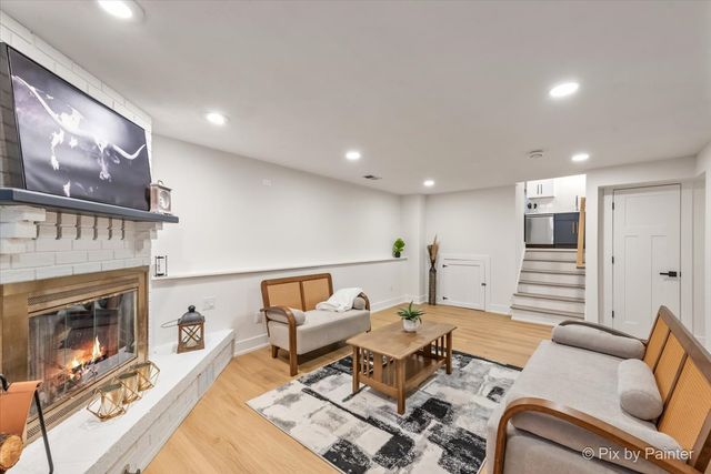 1942 Trail Ridge Street, Arlington Heights, IL 60004