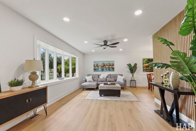 1942 Trail Ridge Street, Arlington Heights, IL 60004