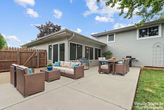 1942 Trail Ridge Street, Arlington Heights, IL 60004