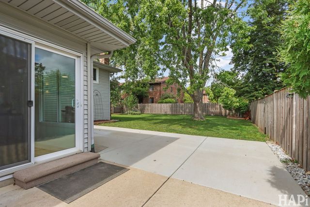 1942 Trail Ridge Street, Arlington Heights, IL 60004