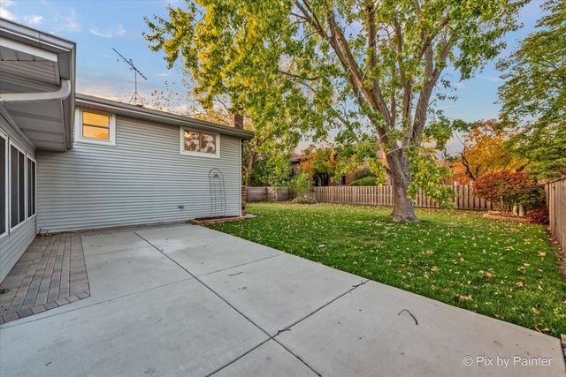 1942 Trail Ridge Street, Arlington Heights, IL 60004