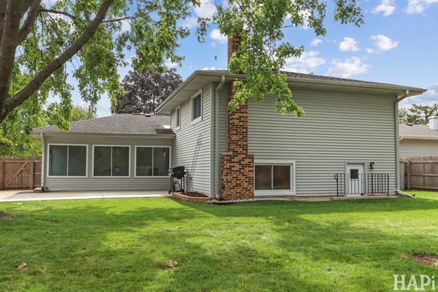 1942 Trail Ridge Street, Arlington Heights, IL 60004