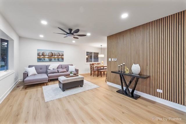 1942 Trail Ridge Street, Arlington Heights, IL 60004