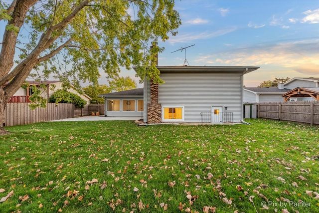 1942 Trail Ridge Street, Arlington Heights, IL 60004