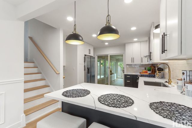 1942 Trail Ridge Street, Arlington Heights, IL 60004