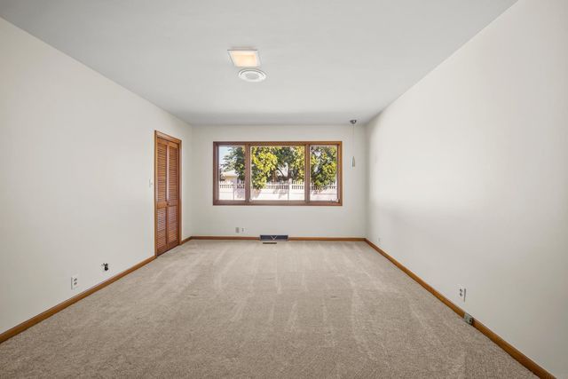 120 Kenway Rd., Waterloo, IA 50701