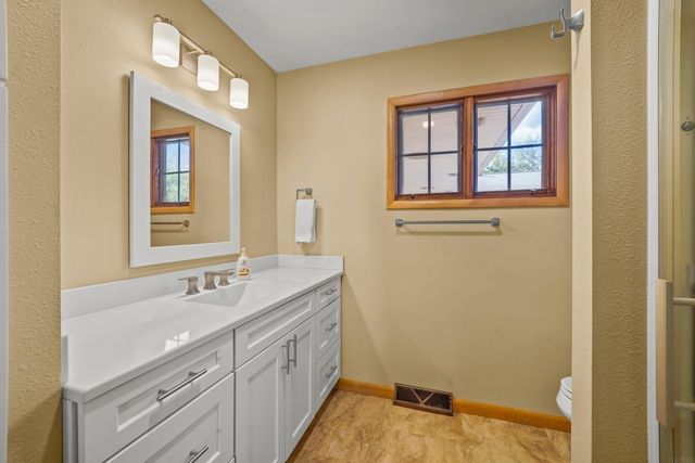 120 Kenway Rd., Waterloo, IA 50701