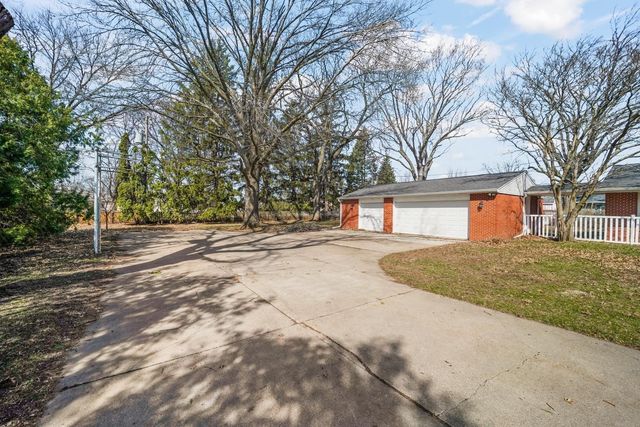 120 Kenway Rd., Waterloo, IA 50701