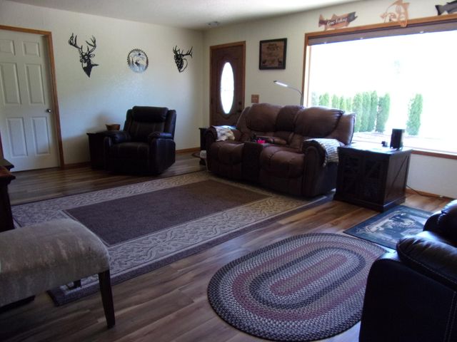 375 Jordan Creek Road, Riddle, OR 97469