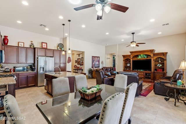 2209 E Bluejay Bluff Lane, Green Valley, AZ 85614