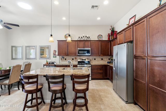 2209 E Bluejay Bluff Lane, Green Valley, AZ 85614