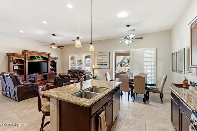 2209 E Bluejay Bluff Lane, Green Valley, AZ 85614