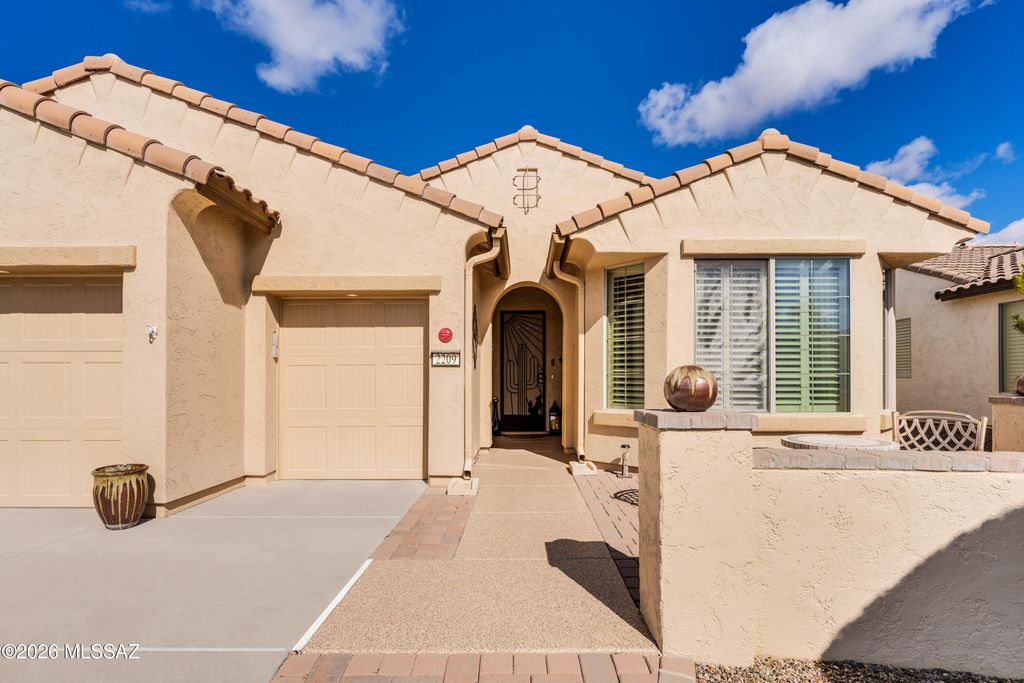 Image 3 of property listing at 2209 E Bluejay Bluff Lane, Green Valley, AZ 85614