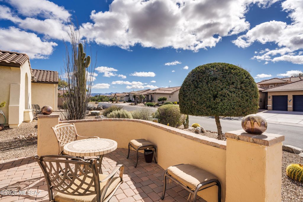 Image 5 of property listing at 2209 E Bluejay Bluff Lane, Green Valley, AZ 85614