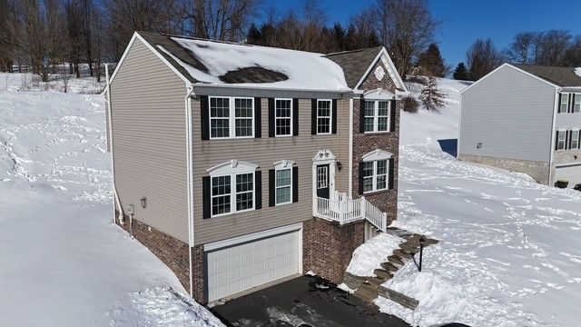 515 Galileo Dr, Rostraver, PA 15012