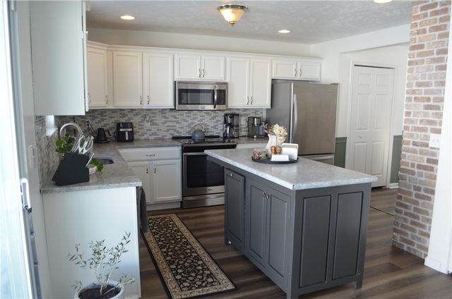 515 Galileo Dr, Rostraver, PA 15012