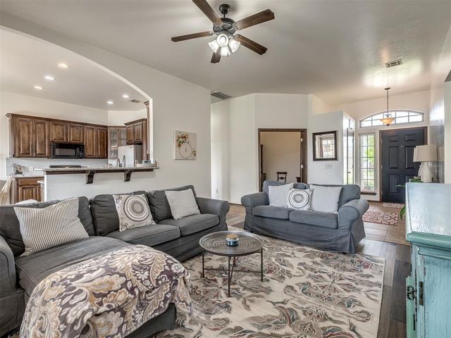 705 N White Tail Way, Mustang, OK 73064