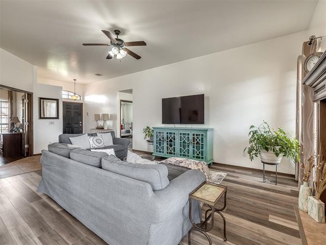 705 N White Tail Way, Mustang, OK 73064